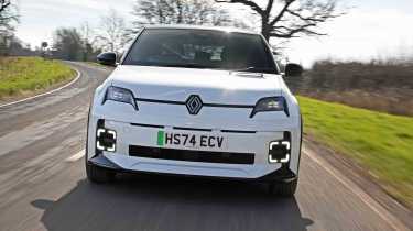 Renault 5 - front full width, tracking